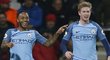 Raheem Sterling a Kevin de Bruyne z Manchesteru City se radují z branky do sítě Bournemouthu