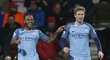 Raheem Sterling a Kevin de Bruyne z Manchesteru City se radují z branky do sítě Bournemouthu