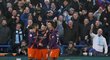 Fotbalisté Manchesteru City se radují z gólu Leroye Saného do sítě Huddersfieldu
