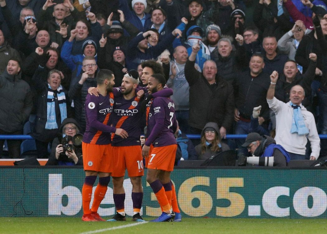 Fotbalisté Manchesteru City se radují z gólu Leroye Saného do sítě Huddersfieldu