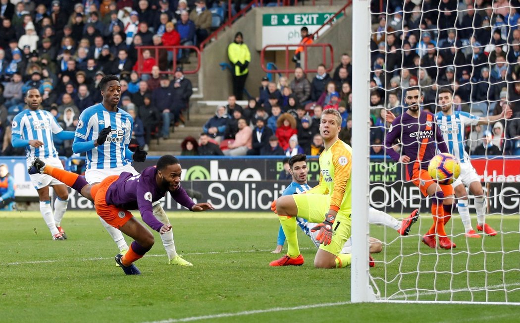 Raheem Sterling dává gól proti Huddersfieldu 