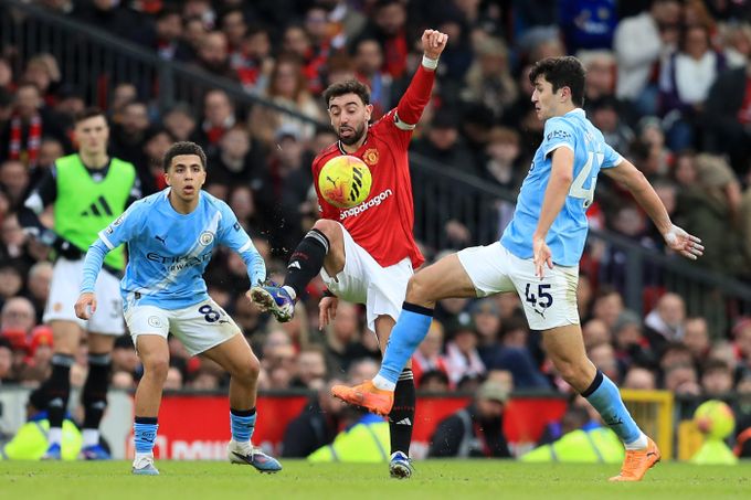 Válka záložníků za půl miliardy. Derby v Manchesteru slibuje strhující bitvu Válka záložníků za půl miliardy. Derby v Manchesteru slibuje strhující bitvu
