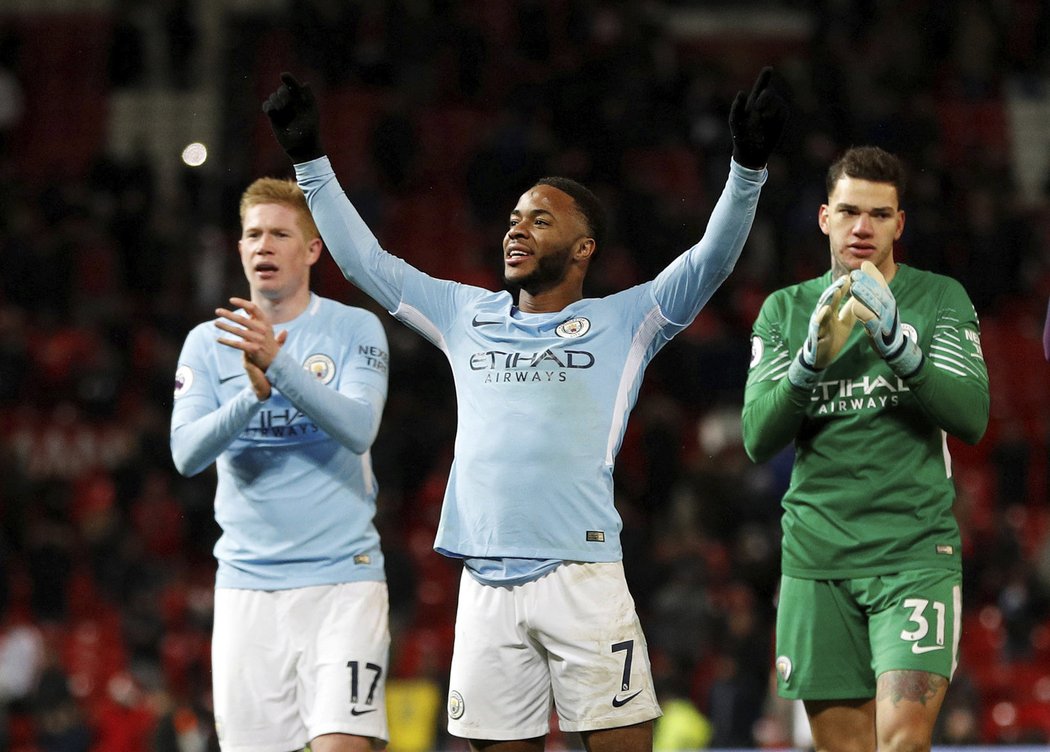 Raheem Sterling se se spoluhráči z Manchesteru City raduje z triumfu v derby s United