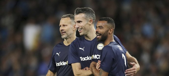 Robin van Persie oslavuje gól s Ashley Colem a Ryanem Giggsem