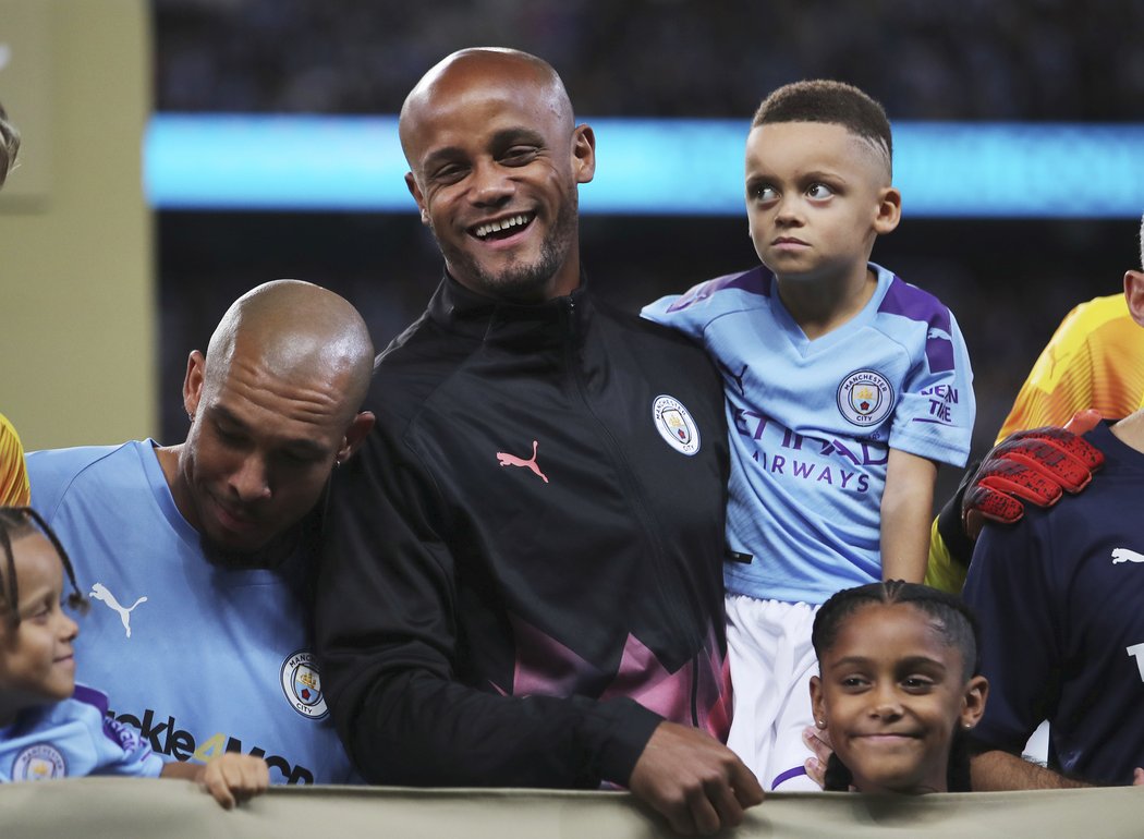 Vincent Kompany obklopen svoji rodinou. Od léta působí třiatřicetiletý stoper v Anderlechtu, kde fotbalově vyrůstal.