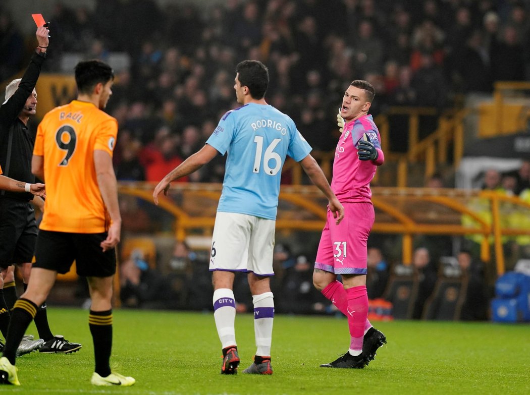 Brankář Manchesteru City Ederson dostává červenou kartu v zápase na hřišti Wolverhamptonu