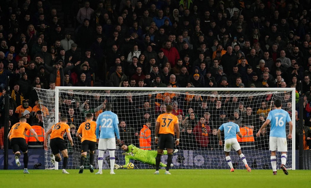 Útočník Manchesteru City Raheem Sterling neproměnil v utkání s Wolverhamptonem pokutový kop, který si po předčasném vběhnutí soupeře do vápna zopakoval, ale ani napodruhé neuspěl, gól dal až z dorážky