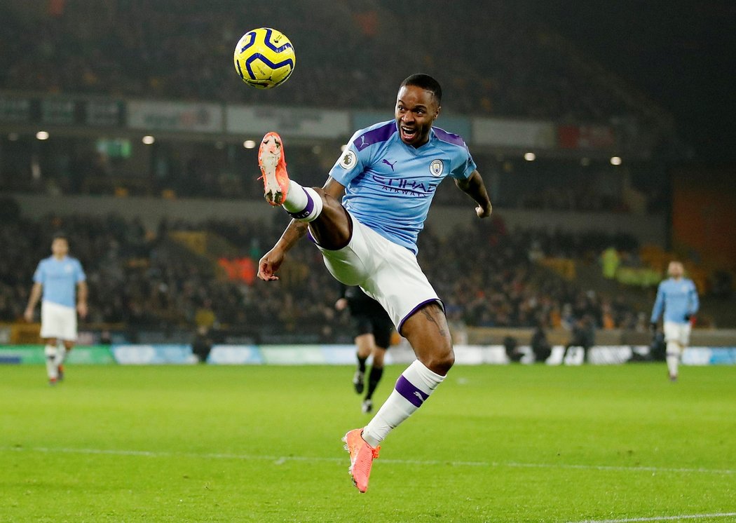 Útočník Manchesteru City Raheem Sterling při zápase s Wolverhamptonem