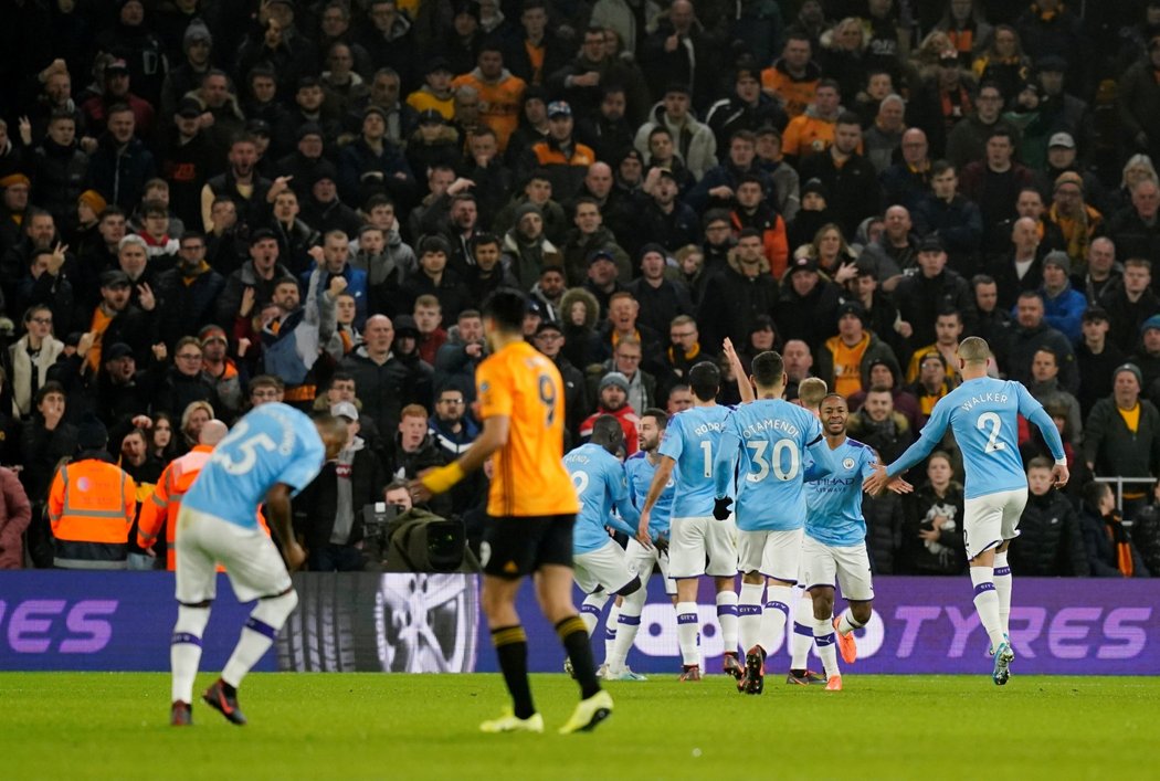 Fotbalistů Manchesteru City oslavují gól Raheema Sterlinga proti Wolverhamptonu