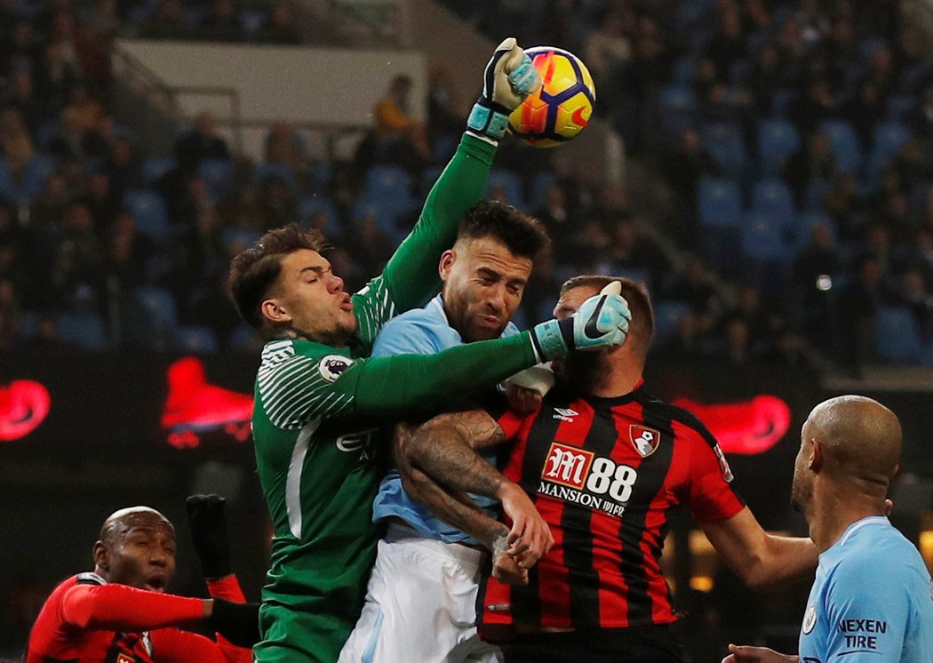 Gólman Ederson vyráží balon z pokutového území City