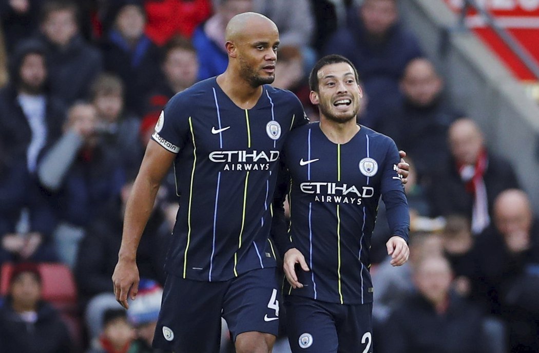 David Silva (vpravo) a Vincent Kompany mohou být spokojení, Manchester City vyhrál v Southamptonu