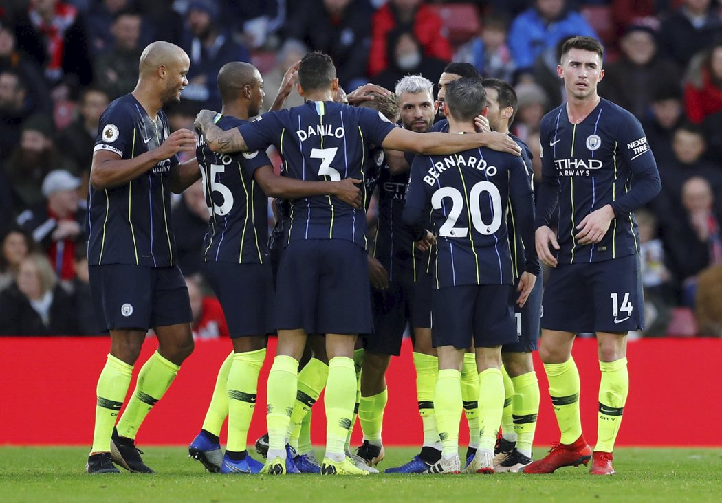 Radost hráčů Manchesteru City po jedné z branek v utkání se Southamptonem