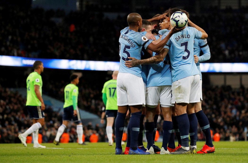 Fotbalisté Manchesteru City v anglické lize doma porazili Cardiff 2:0 a vrátili se do čela tabulky