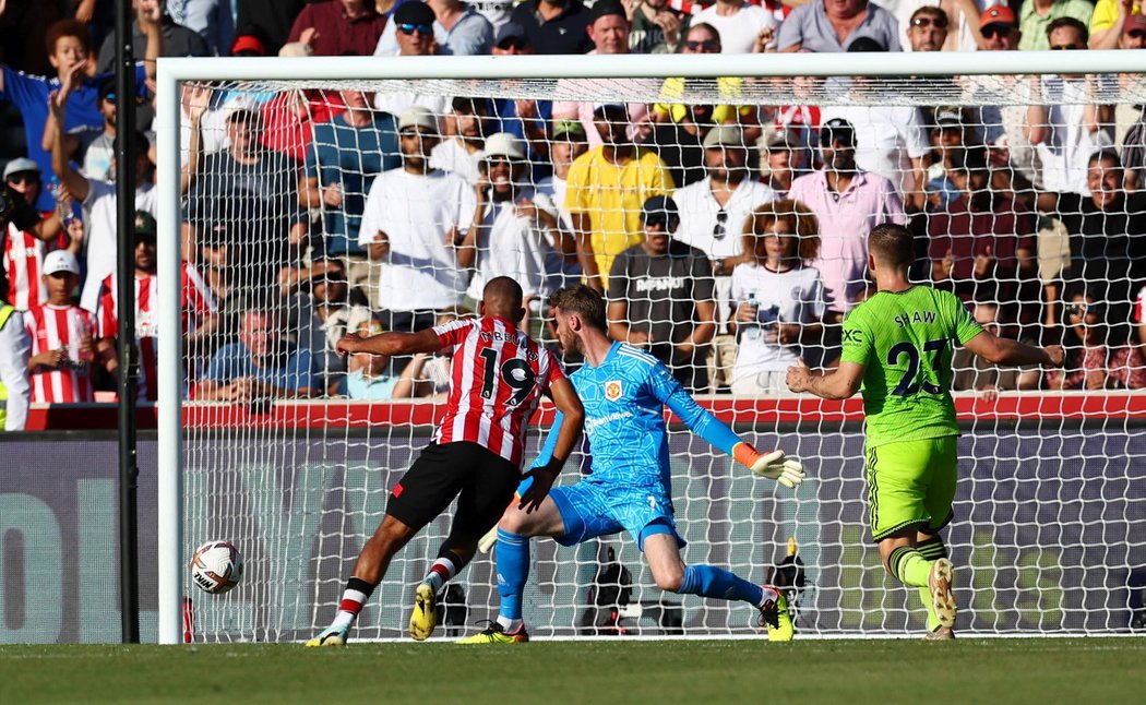 Brentford v prvním poločase proti United naprosto dominoval