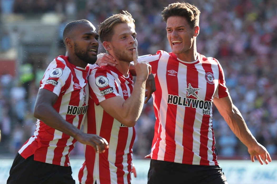 V prvním poločase deklasoval Brentford United 4:0