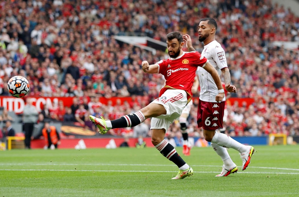 Bruno Fernandes z Manchesteru United zakončuje v utkání proti Aston Ville