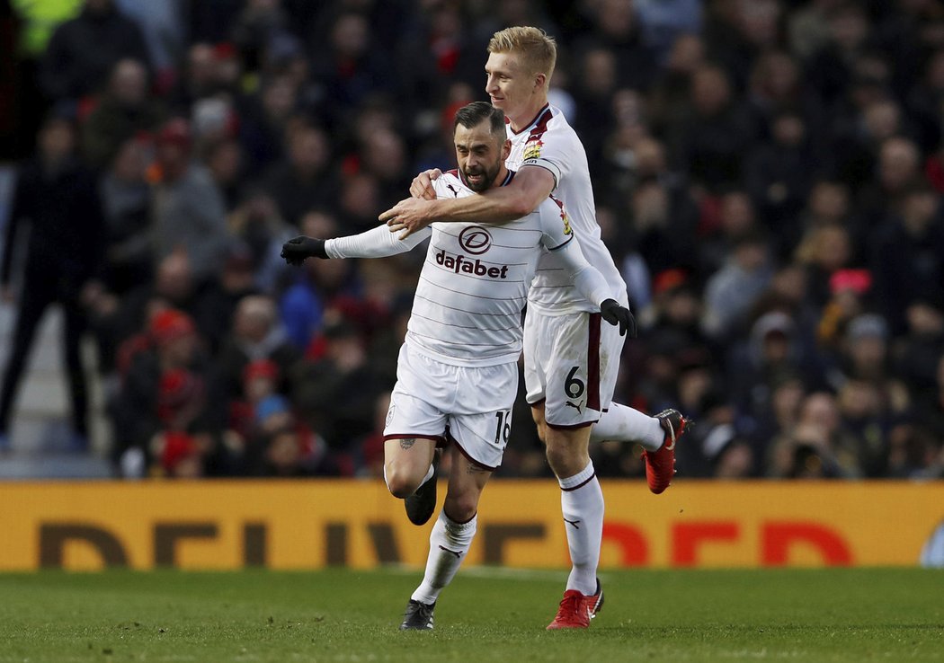 Steven Defour posílá Burnley do dvoubrankového vedení