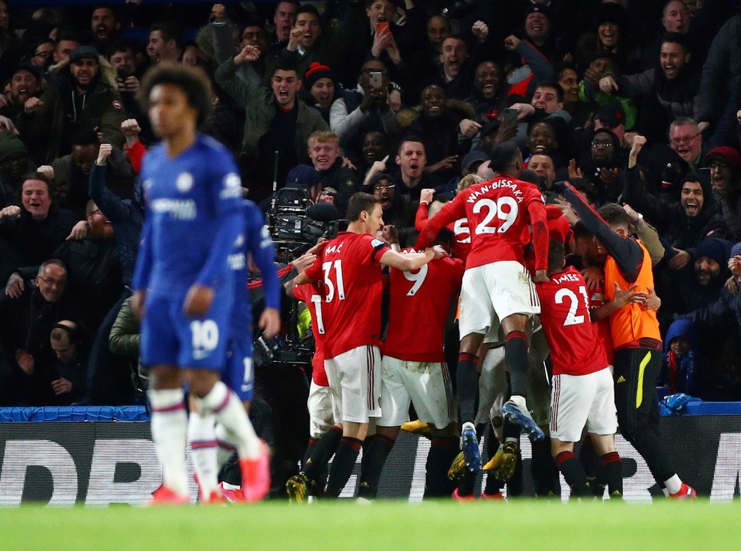 Fotbalisté Manchesteru United slaví gól proti Chelsea