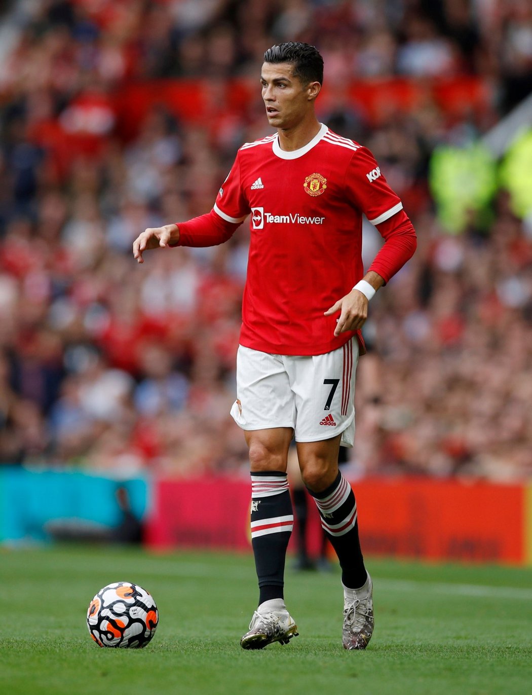 Cristiano Ronaldo z Manchesteru United v utkání s Aston Villou