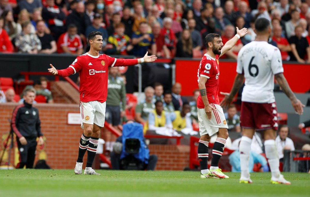 Cristiano Ronaldo z Manchesteru United v utkání s Aston Villou