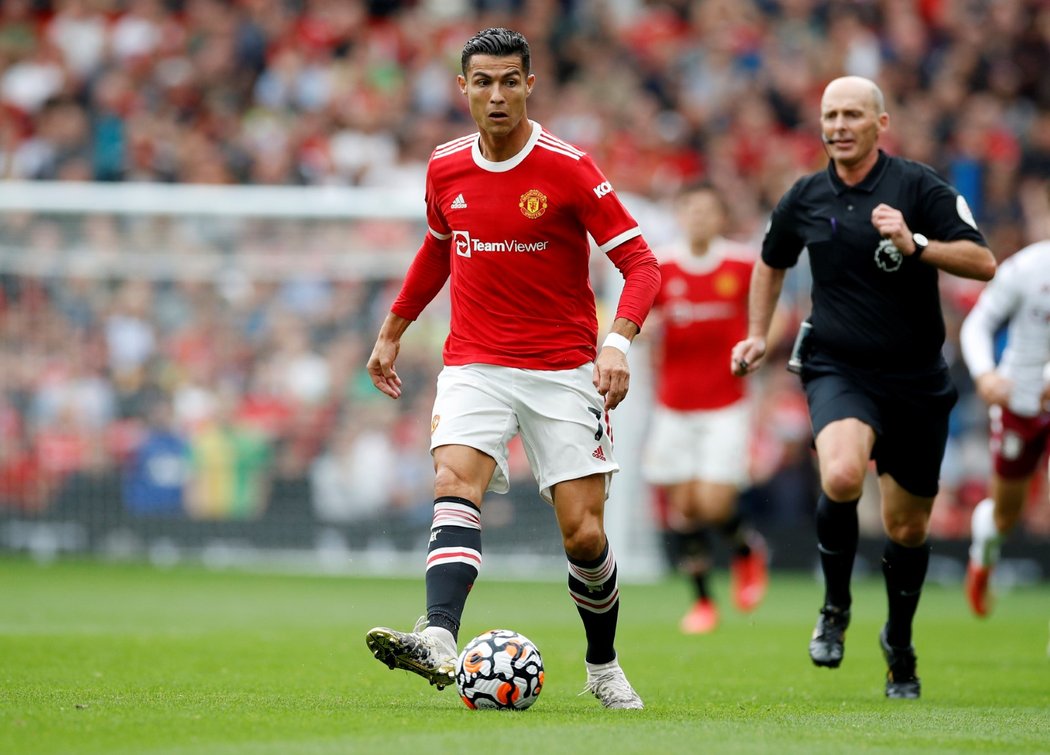 Cristiano Ronaldo z Manchesteru United v utkání s Aston Villou