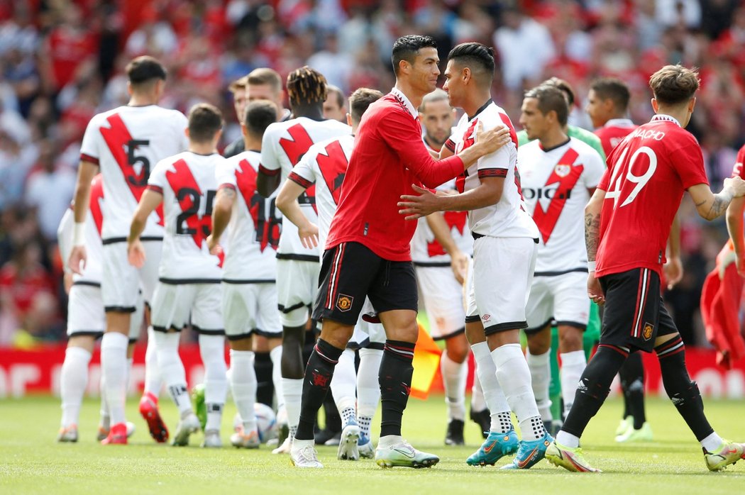 Cristiano Ronaldo se zdraví s hráči Vallecana