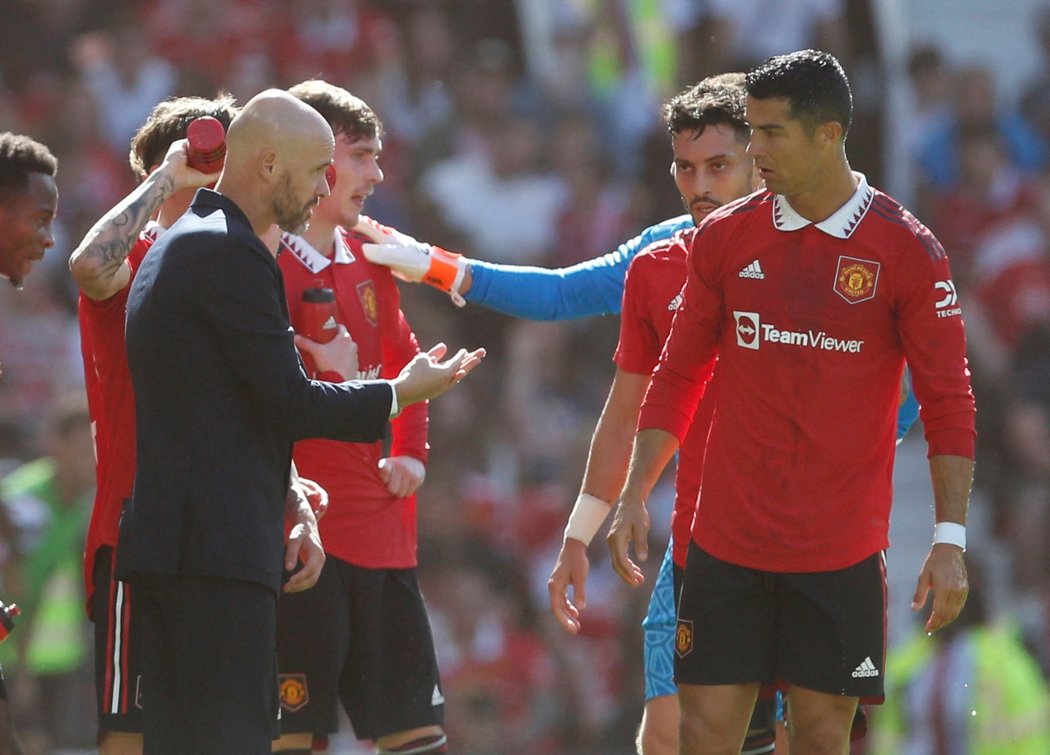 Kouč Erik ten Hag v debatě s Cristianem Ronaldem během zápasu s Vallecanem