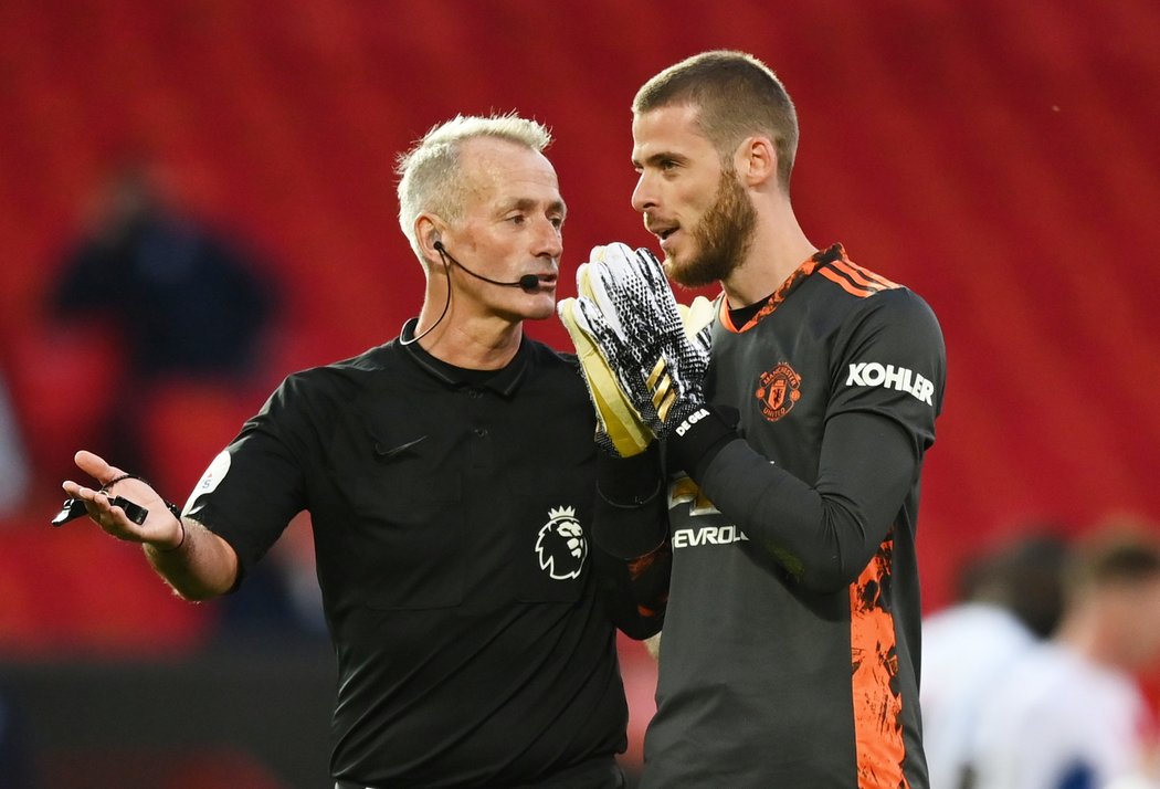 David de Gea chytil penaltu, sudí ji ale kvůli špatnému postavení brankáře United nechal opakovat, a ten už na opakovaný pokus nestačil...