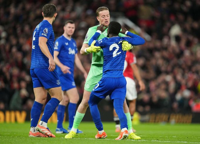 Nevídaný zkrat, červená za facku spoluhráči! Everton porazil United i v deseti Nevídaný zkrat, červená za facku spoluhráči! Everton porazil United i v deseti