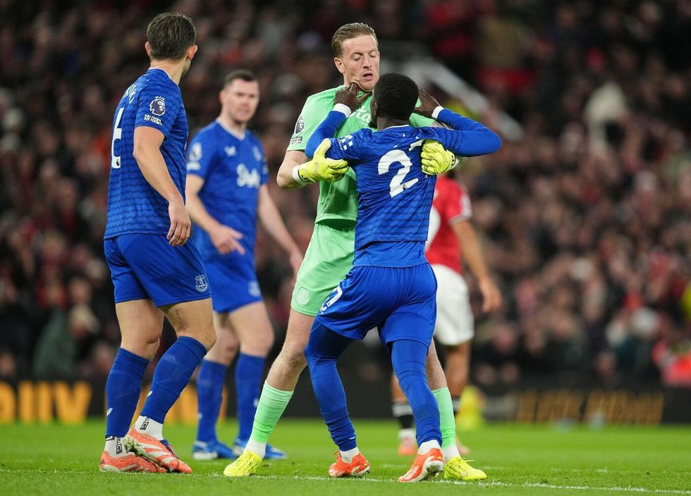 Nevídaný zkrat, červená za facku spoluhráči! Everton porazil United i v deseti Nevídaný zkrat, červená za facku spoluhráči! Everton porazil United i v deseti