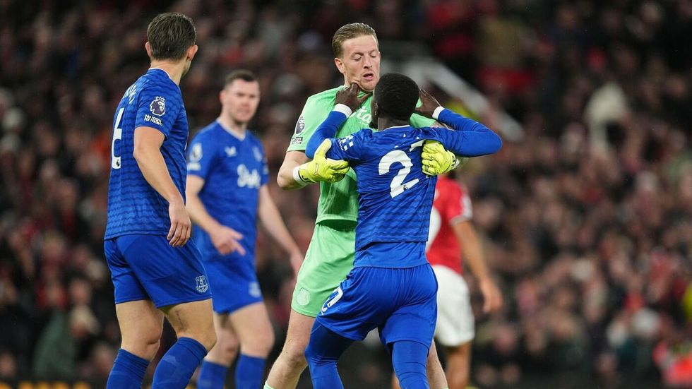 Kuriózní potyčka hráčů Evertonu přímo na hřišti. Jordan Pickford odtahuje Idrissu Gueyeho od Michaela Keana