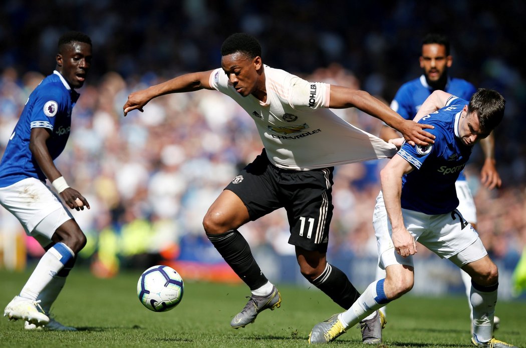 Fotbalisté Manchesteru United prohráli v anglické lize 0:4 na hřišti Evertonu a zkomplikovali si boj o příčky zajišťující účást v Lize mistrů.