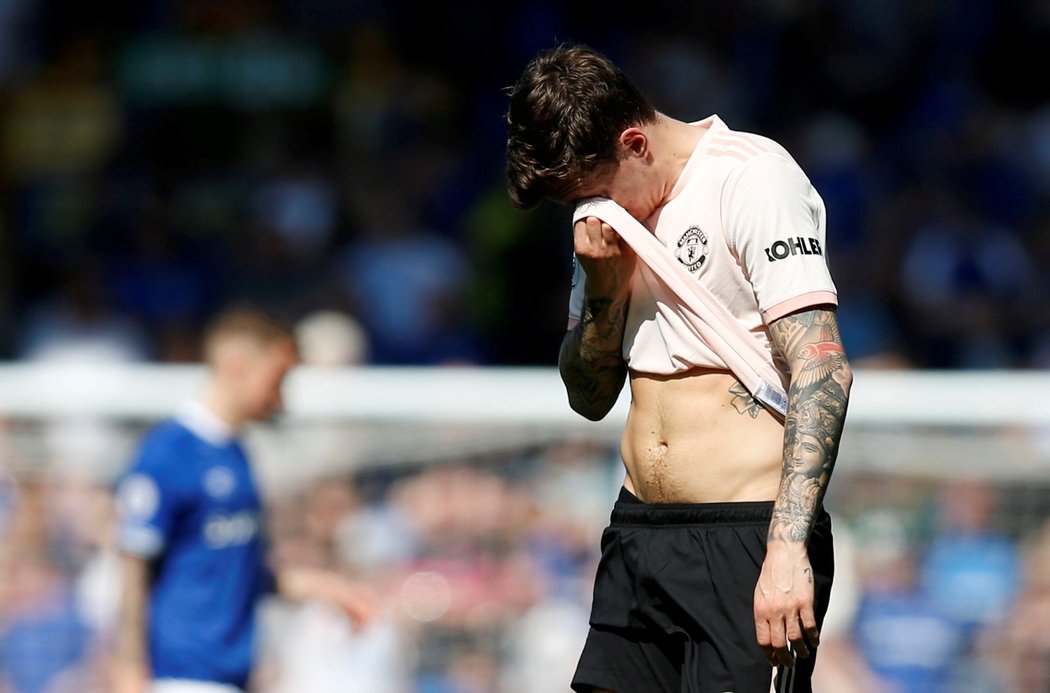 Fotbalisté Manchesteru United prohráli v anglické lize 0:4 na hřišti Evertonu a zkomplikovali si boj o příčky zajišťující účást v Lize mistrů.