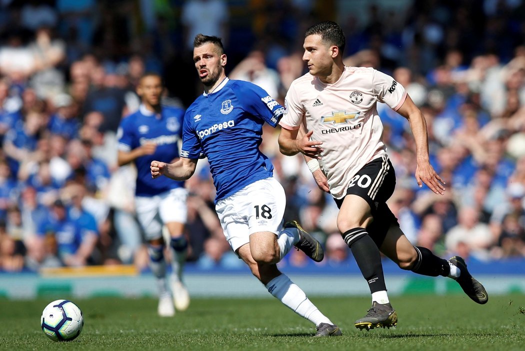 Fotbalisté Manchesteru United prohráli v anglické lize 0:4 na hřišti Evertonu a zkomplikovali si boj o příčky zajišťující účást v Lize mistrů.