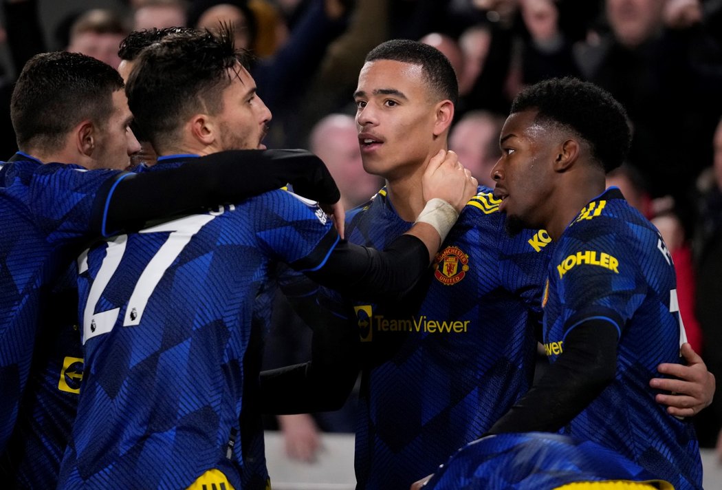 Fotbalisté Manchesteru United se radují z trefy Masona Greenwooda