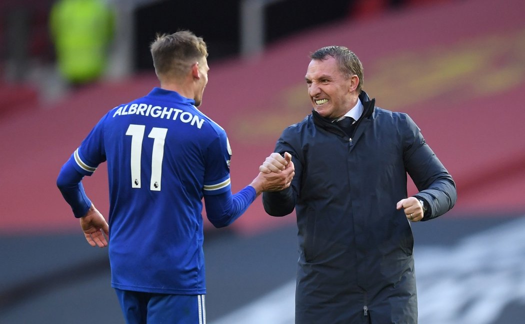 Marc Albrighton s trenérem Brendanem Rodgersem slaví vítězství na hřišti Manchesteru United