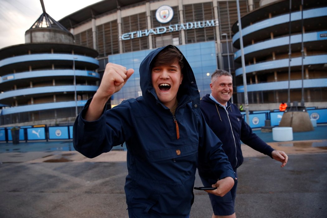 Fanoušci Manchesteru City slaví po prohře United s Leicesterem titul před domácím stadionem