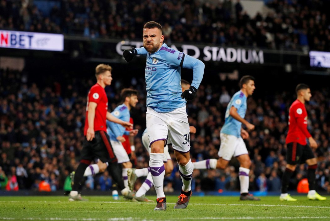 Stoper Manchesteru City Nicolas Otamendi slaví gól na 1:2 v derby o Manchester