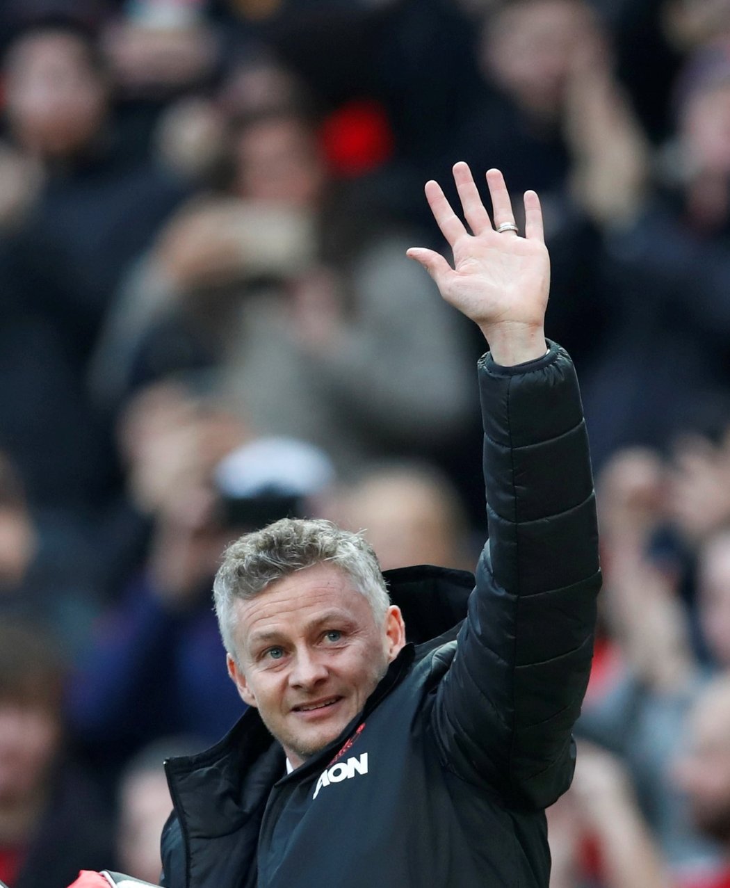 Trenér Manchesteru United Ole Gunnar Solskjaer před zápasem s Huddersfieldem zdraví domácí fanoušky na Old Trafford