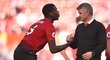 Paul Pogba a Ole Gunnar Solskjaer po jednom ze zápasů uplynulého ročníku, v němž United skončili šestí