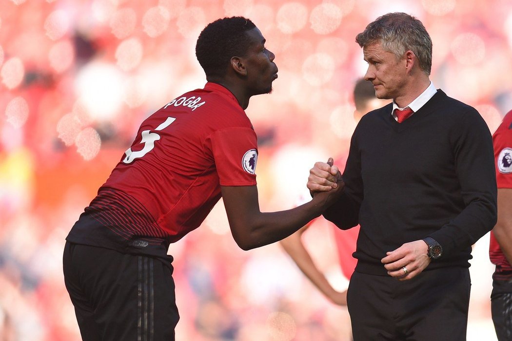 Paul Pogba a Ole Gunnar Solskjaer po jednom ze zápasů uplynulého ročníku, v němž United skončili šestí