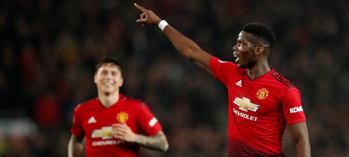 Záložník Manchesteru United Paul Pogba slaví svou druhou trefu v zápase a vedení 3:0