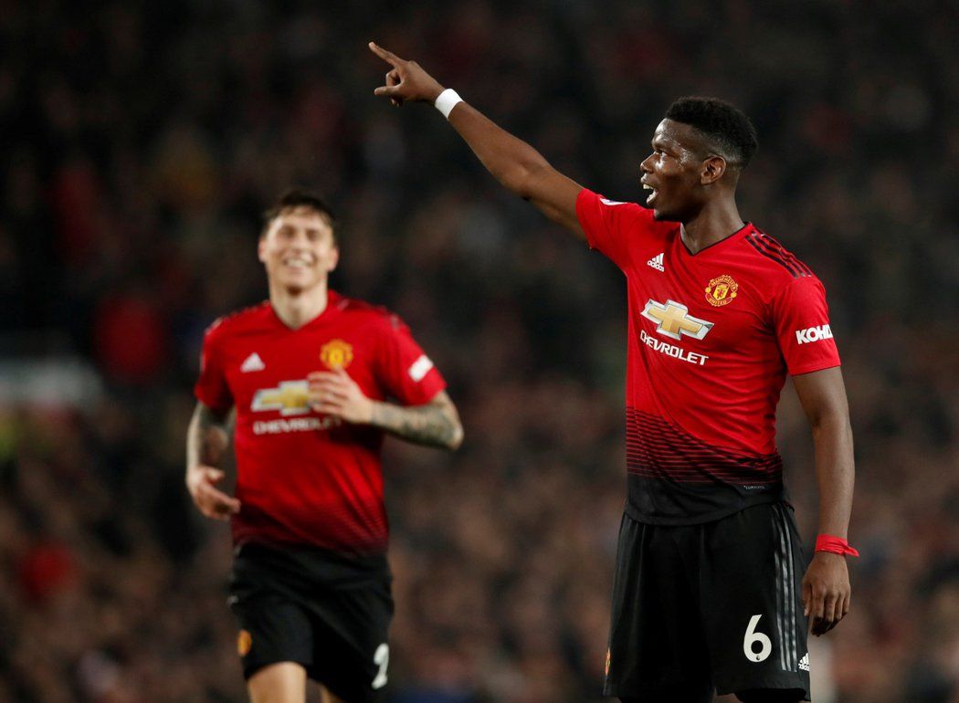 Záložník Manchesteru United Paul Pogba slaví svou druhou trefu v zápase a vedení 3:0