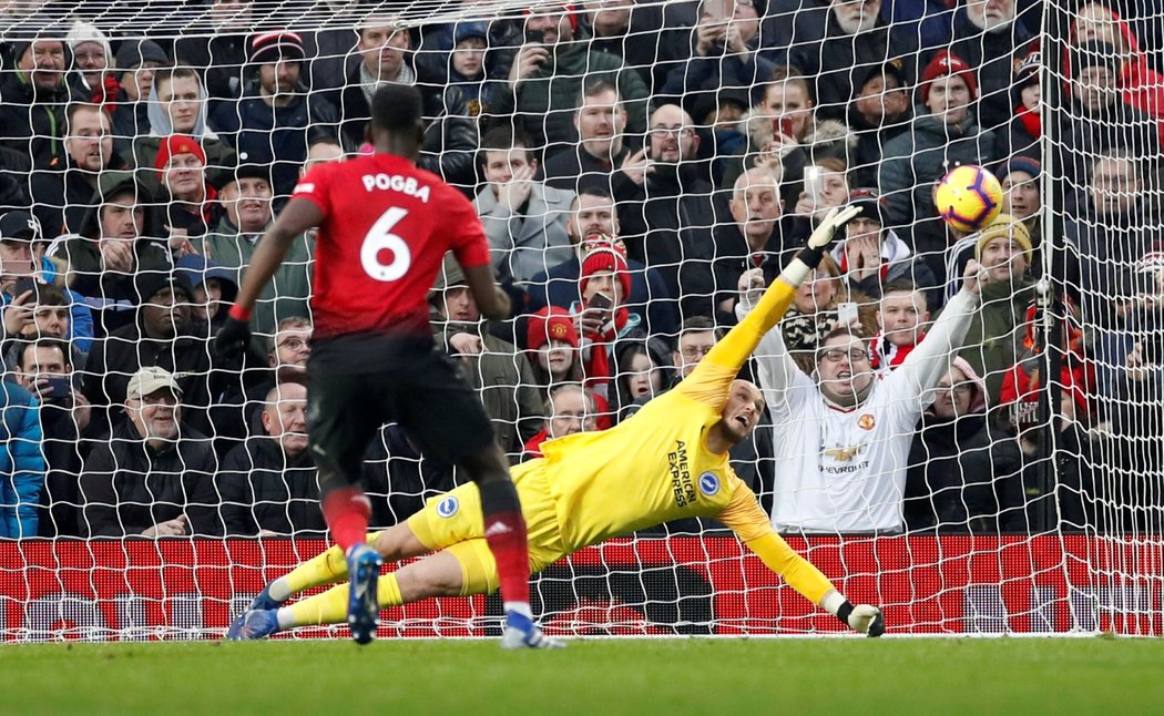 Záložník Manchesteru United Paul Pogba z penalty posílá svůj tým do vedení nad Brightonem