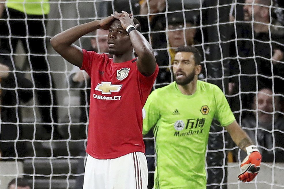 Paul Pogba se mohl chytit za hlavu. United kvůli neproměněné penaltě remizovali ve Wolverhamptonu