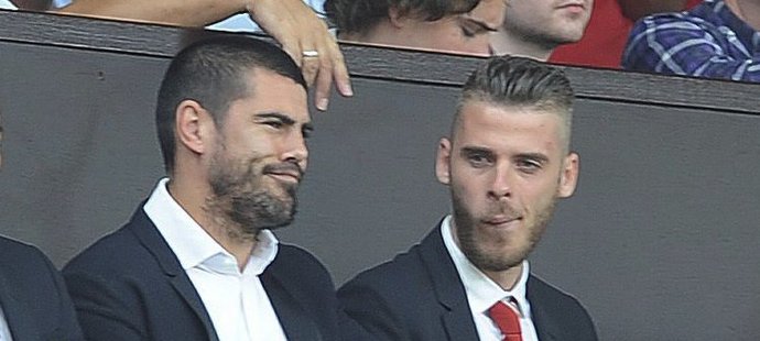 Brankář Manchesteru United David De Gea (vpravo) stále neví, kde bude příští rok chytat