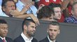David de Gea (vpravo) a Victor Valdes sledují zápas svého Manchesteru United proti Tottenhamu jen z tribuny...