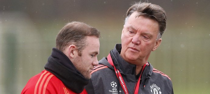 Kouč Manchesteru United Louis van Gaal s hvězdným útočníkem Waynem Rooneym