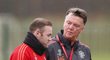 Kouč Manchesteru United Louis van Gaal s hvězdným útočníkem Waynem Rooneym