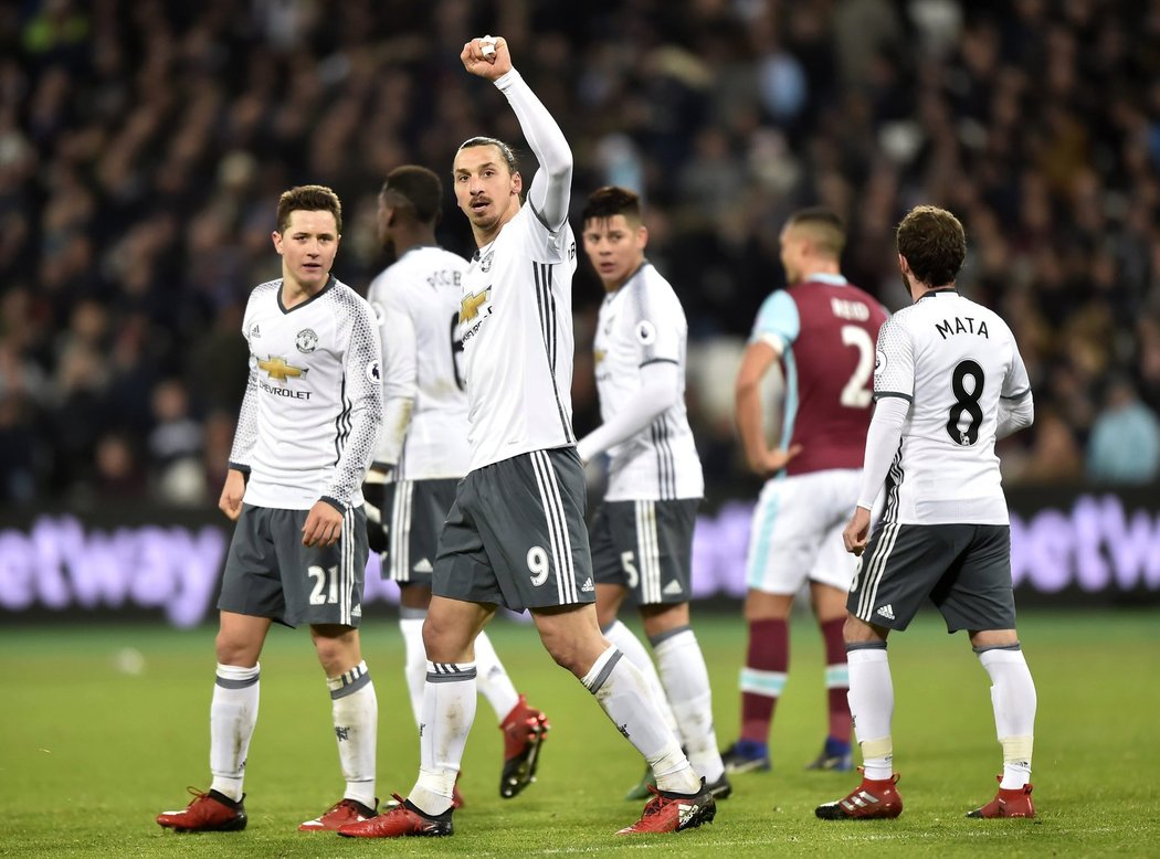 Zlatan Ibrahimovic slaví se spoluhráči další ligové vítězství Manchesteru United